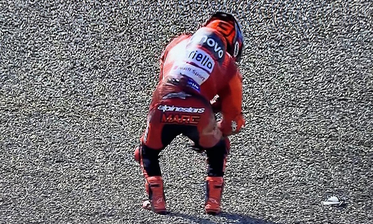 Marc Márquez (Ducati), dolorido, después de que Marc Bezzecchi (Aprilia), lo tirase en Indonesia.