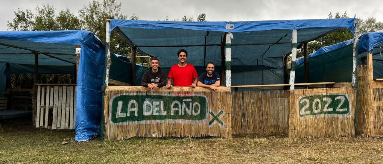 Elías García, David Sierra y Javier Álvarez, tras acabar de construir la caseta de la peña «La del año».