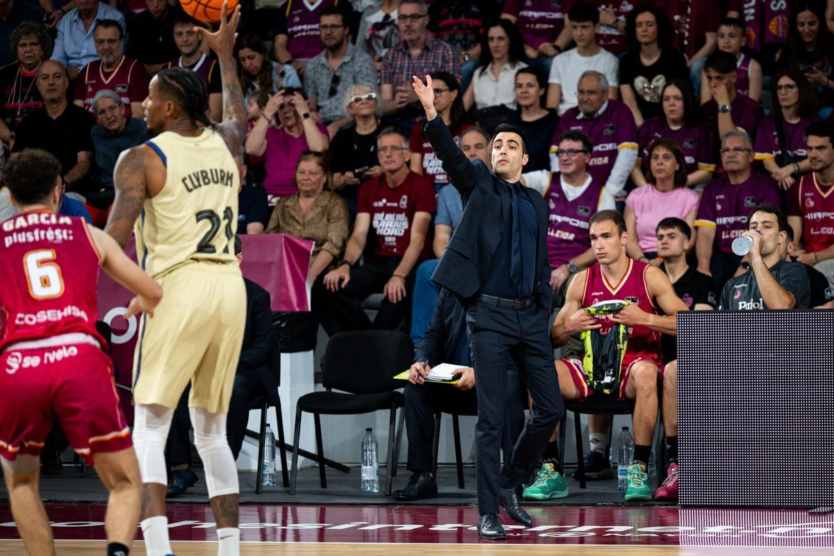 LÉRIDA, 19/04/2026.- El entrenador de Hiopos Lleida, Gerard Encuentra, durante el encuentro correspondiente a la fase regular de la Liga Endesa que disputan Hiopos Lleida y FC Barcelona, este domingo en el pabellón Barris Nord de Lleida. EFE/Álex López
