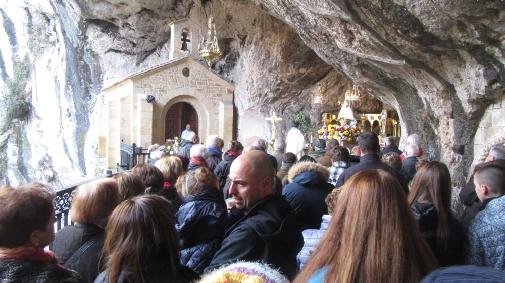 Puente en Asturias: llenazo en Covadonga