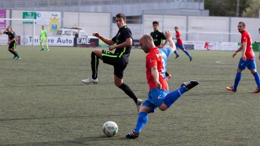 Dani López golpea el balón presionado por Claudio.