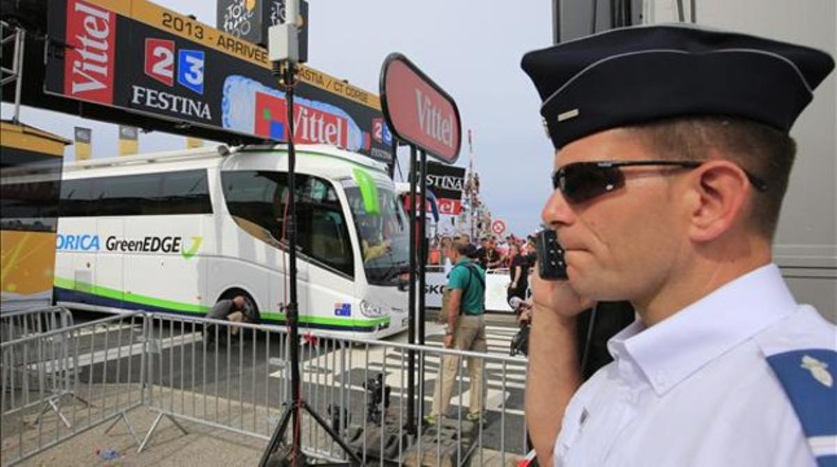 L’autocar de l’equip Orica, encallat en l’arc de la meta de Bastia.