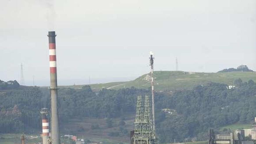 Instalaciones de la refinería, tras las viviendas de Meicende.