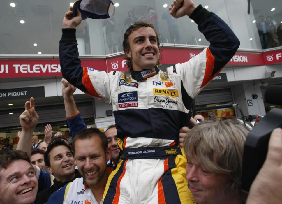 Renault Formula One driver Alonso celebrates ...