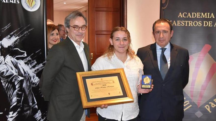 Lilian Hidalgo recibe un galardón de la FECV