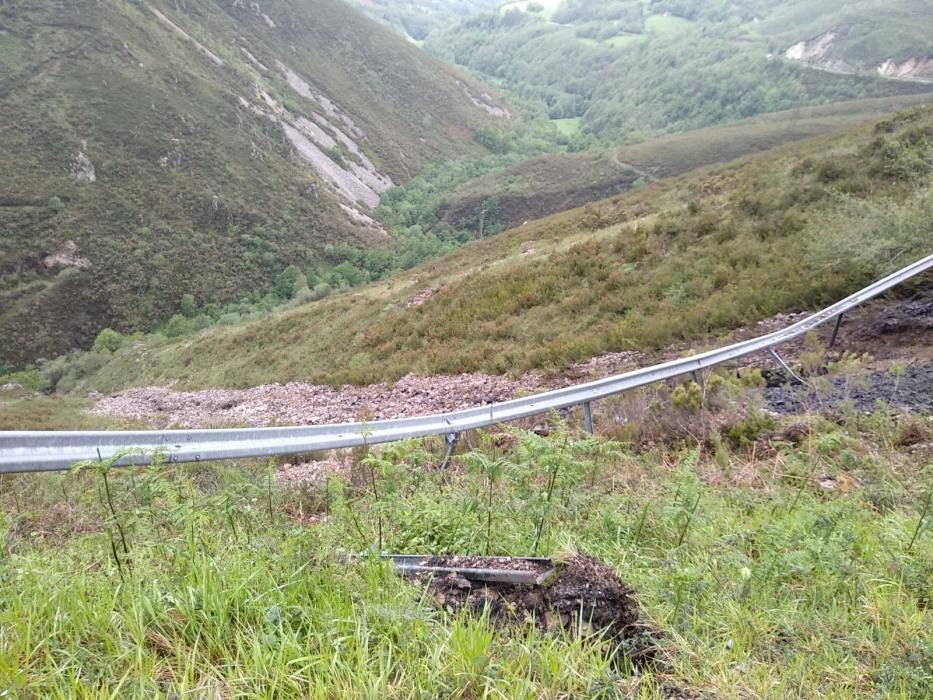 Trabajos en el argayo que cortó la vía de Belmonte