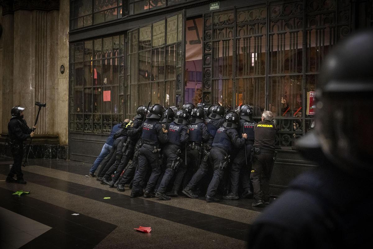 Agentes de policía se pelean con manifestantes pro palestinos mientras intentan ingresar a una estación de tren en Barcelona, España, el sábado 11 de noviembre de 2023.
