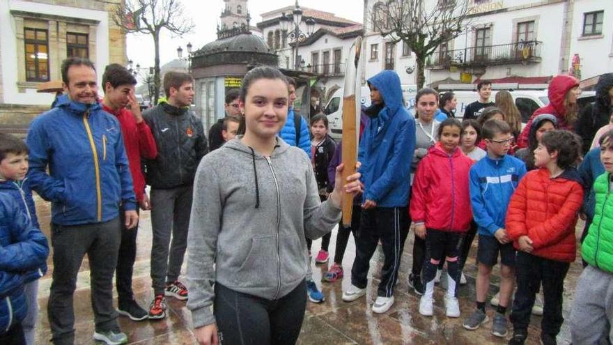 Amanda Mallada, con la antorcha.