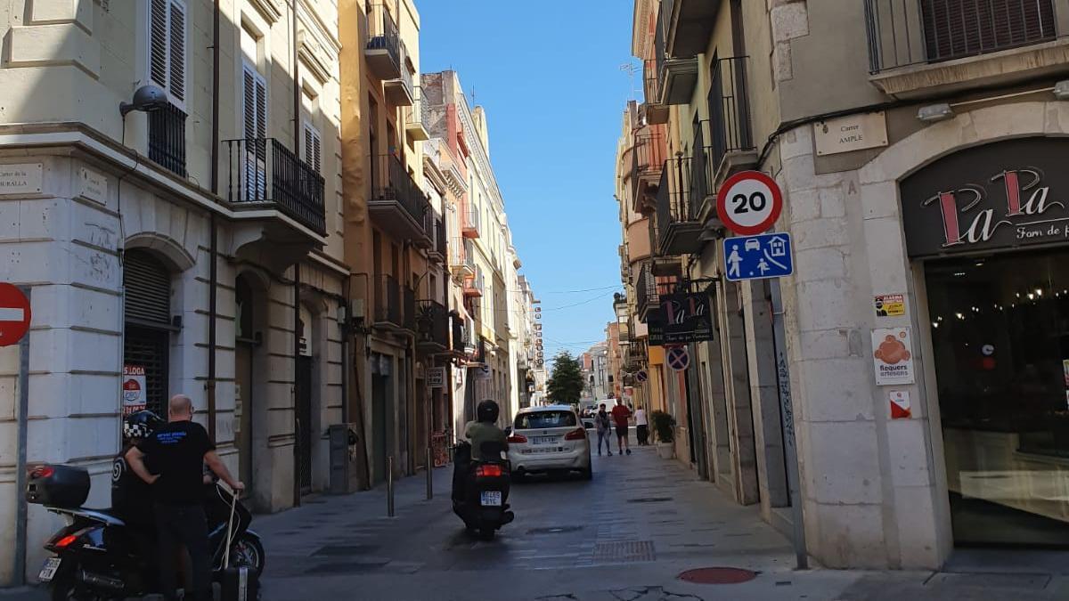 El carrer Peralada és una de les vies de plataforma única