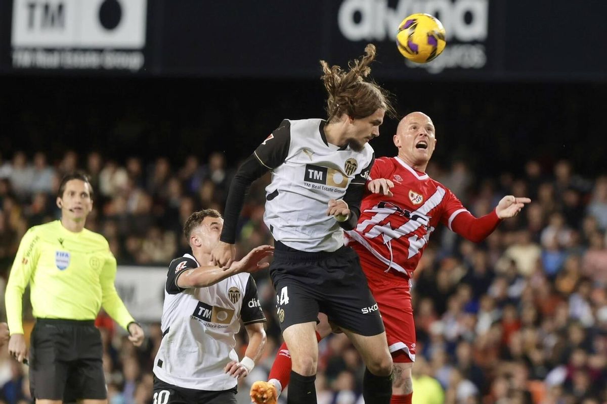 Yarek remata un balón durante el Valencia - Rayo