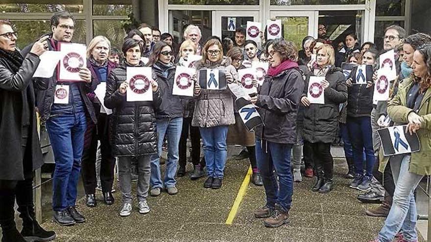 Una imagen de la concentración de ayer frente a las puertas del Centro Oceanográfico de Balears.