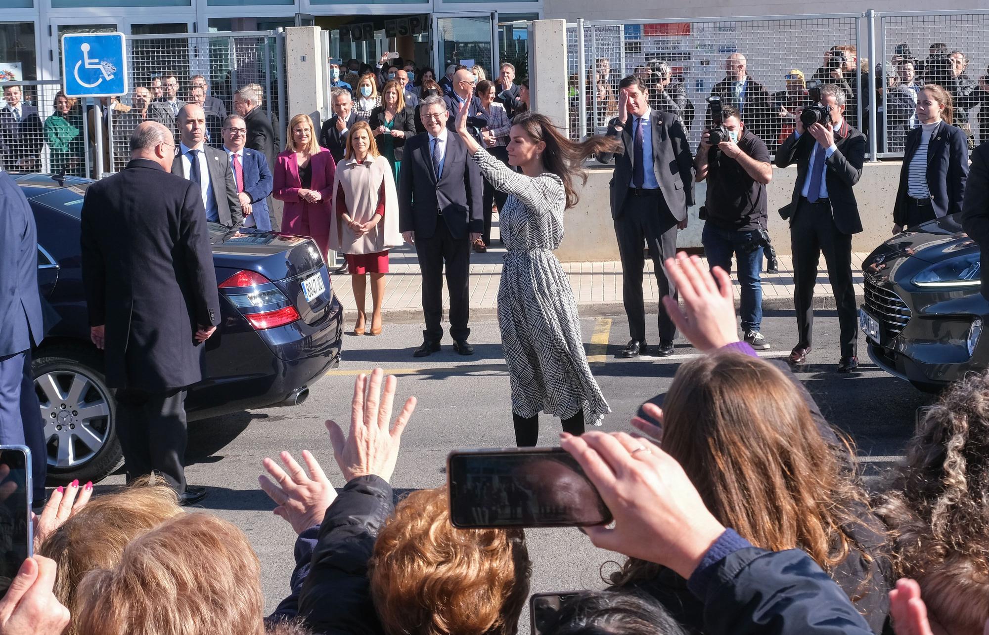 Recibimiento por todo lo alto y con gritos de "guapa" a la reina Letizia en Petrer