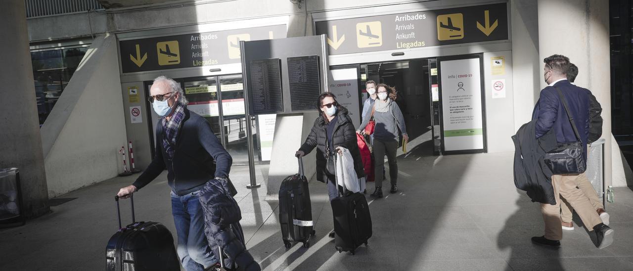 Pasajeros salen del aeropuerto de Palma.