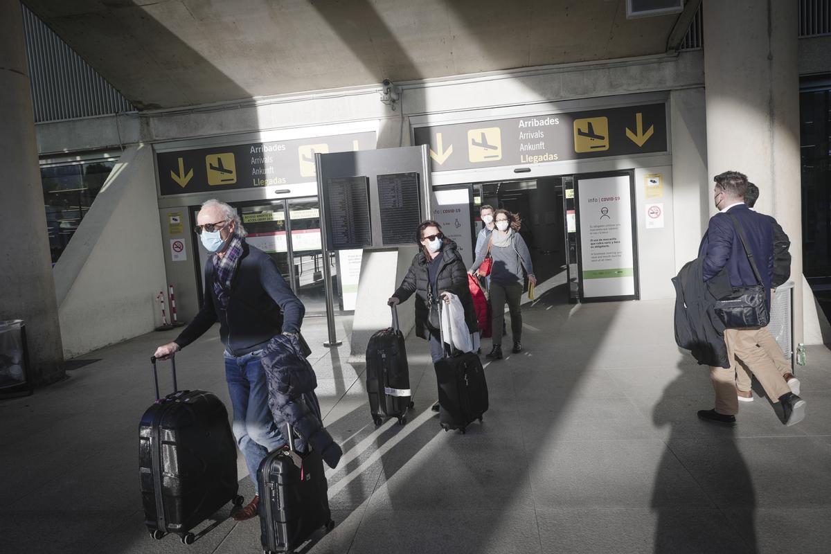 Pasajeros salen del aeropuerto de Palma.