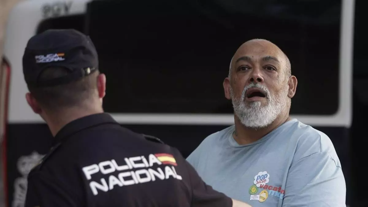 El Ico, hijo de la Paca, irrumpe en Son Llàtzer ensangrentado y con una pistola en la mano: "¡Me voy a pegar un tiro!"