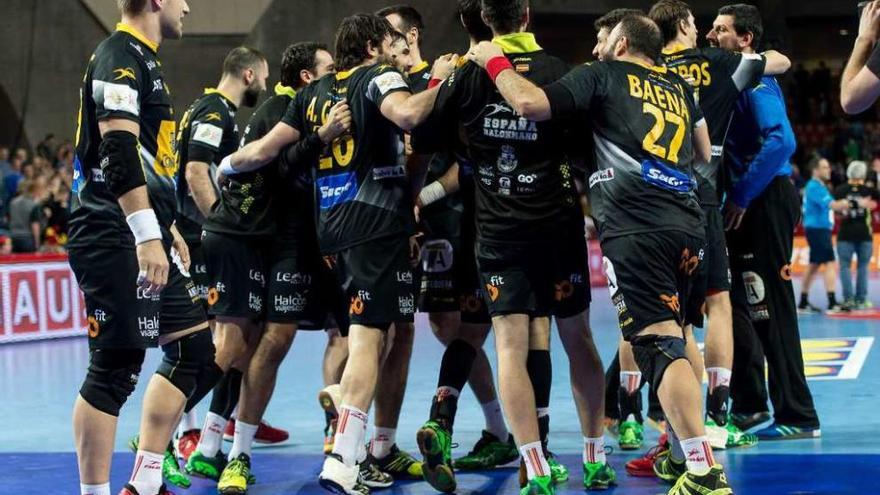 Los españoles, dirigidos por Manolo Cadenas, celebran el pase a semifinales.