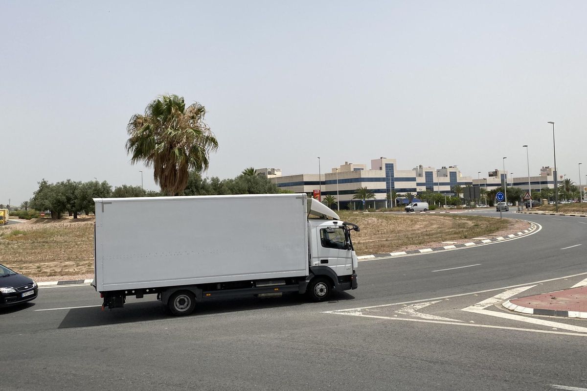 Vehículos justo en una de las rotondas que da acceso a Elche Parque Empresarial.