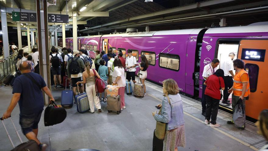 Accidentado estreno del tren ‘low cost’ entre Madrid y Galicia: casi tres horas de retraso por una avería