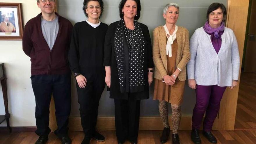 De izq. a dcha., Emilio García, María Jesús Barsanti, Consuelo Currás, María del Mar Riveiro y Araceli González, el nuevo equipo directivo de la Escuela Universitaria de Empresariales. // Duvi