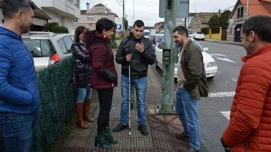 Christian con la alcaldesa en Sanguiñeda, donde se instaló el semáforo.