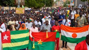 Simpatizantes de la junta militar golpista de Níger fueron registrados el pasado 20 de agosto al concentrarse en Niamey, para mostrar su apoyo a los golpistas y contra una eventual intervención militar por parte de los paíes de la Comunidad Económica de Estados de África Occidental (Cedeao). EFE/Issifou Djibo
