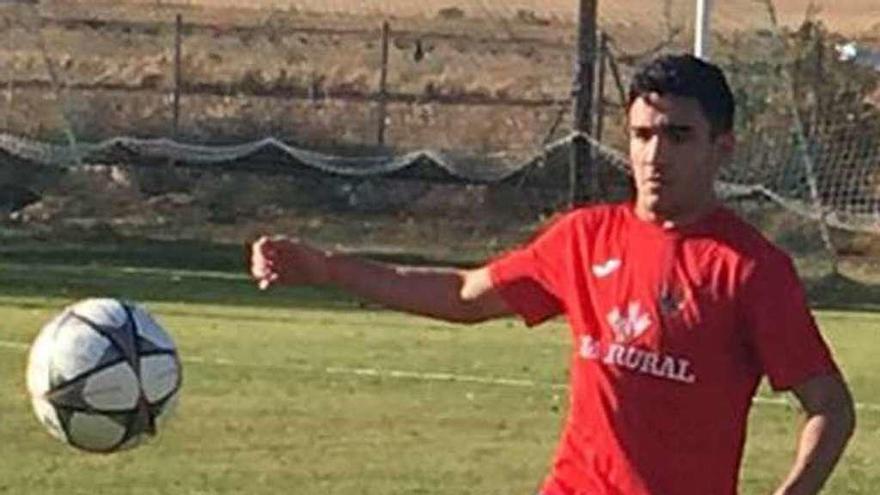 Un jugador tomatero intenta controlar el balón.