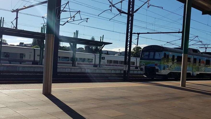 El Tren del Peregrino y el Tren Turístico, que coincidieron ayer en la estación de Vilagarcía. // FDV