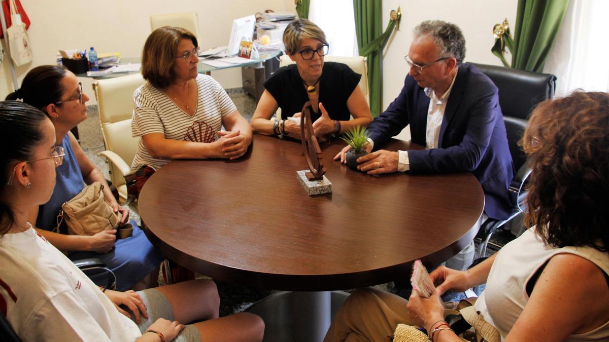 Reunión del delegado del Gobierno y la alcaldesa con los afectados por la supresión del bus