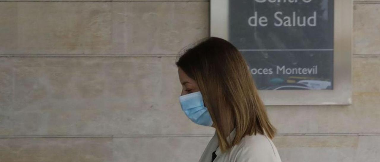 Una paciente accede al centro de salud de Roces-Montevil (Gijón). | M. León