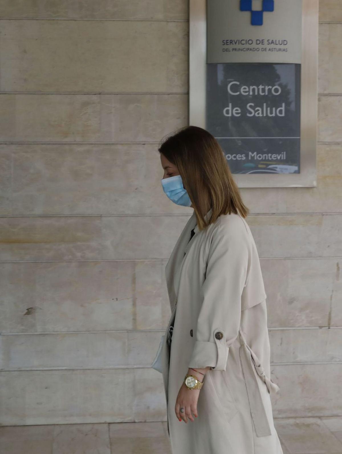 Una paciente accede al centro de salud de Roces-Montevil (Gijón). | M. León