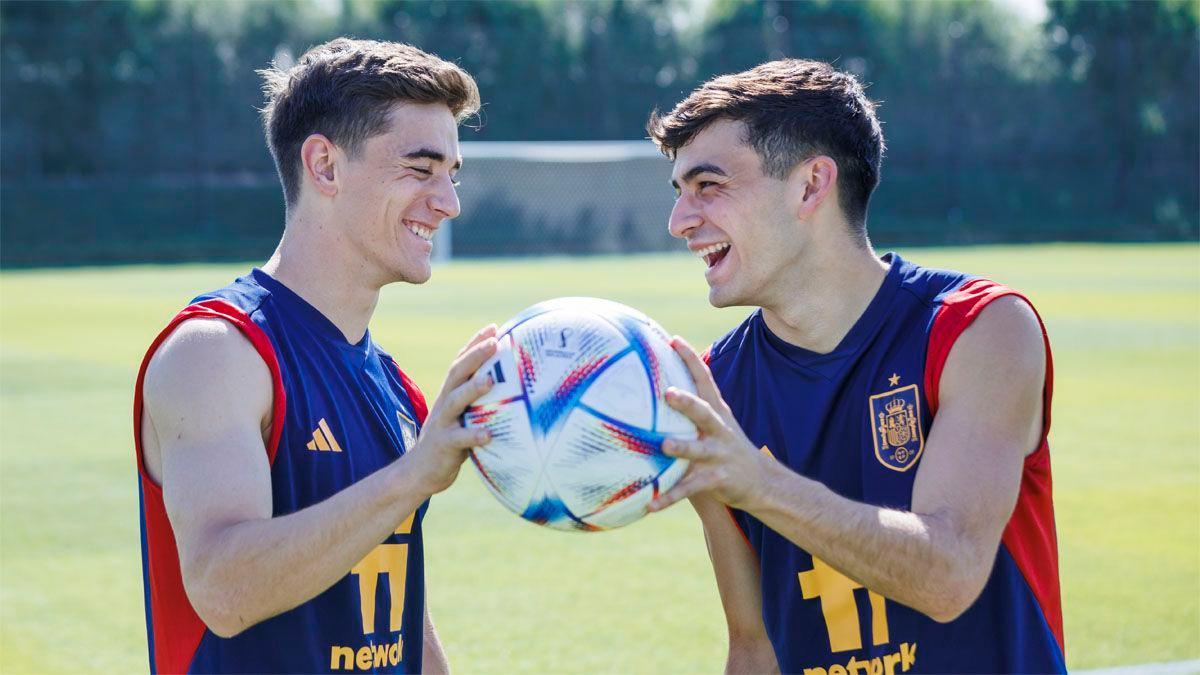 Pedri y Gavi sonríen posando para la selección española