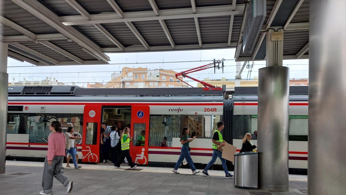Viajeros intentando subir a un tren atiborrado en la estación de Carcaixent en una imagen reciente.