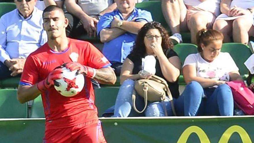 Guille Vallejo, durante el partido ante el Hércules, con el balón en las manos.