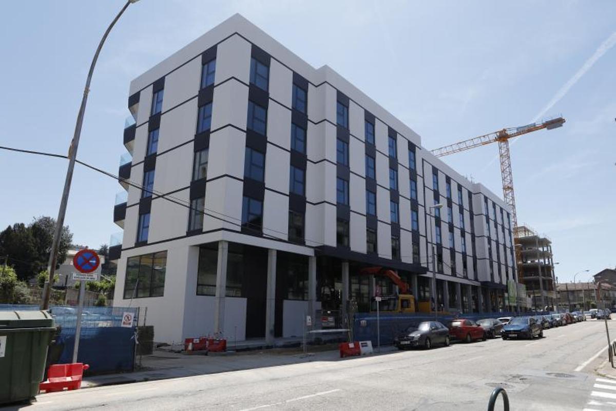 La promoción de Tomás Alonso, lista para 2023. La calle Tomás Alonso presumirá en 2023 de una nueva promoción de viviendas con la firma de Avantespacia, la división inmobiliaria del grupo Inveravante. El complejo residencial, ubicado en la parcela que se extiende entre los números 91 y 111, sumará 62 pisos y áticos de dos a cuatro dormitorios con plaza de garaje y trastero, balcón o terraza, según la tipología. Se entregarán a lo largo del próximo año. Los precios actuales sin IVA ni gastos: 210.000 euros (94,21 m2 construidos), 250.000 euros (115,85 m2) y 470.000 euros (151,92 m2). Al lado, se está ejecutando una residencia de mayores. | R. GROBAS
