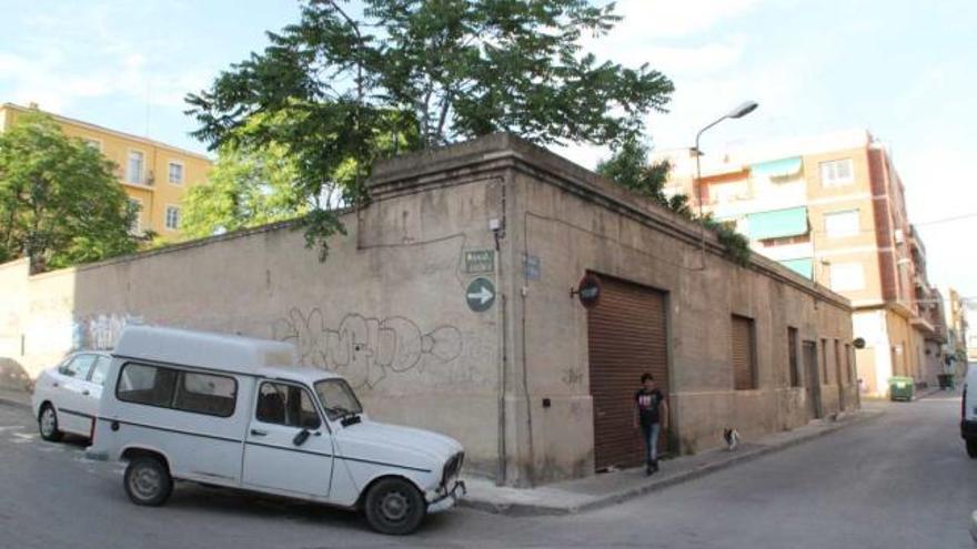 El solar municipal designado se ubica entre las calles Virgen de la Cabeza y Sagunto.