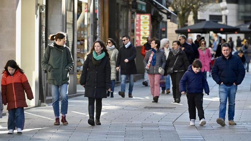 Gente paseando por Pontevedra. |   // RAFA VÁZQUEZ