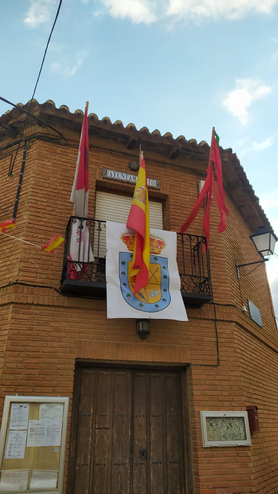 Decoración en la fachada del Ayuntamiento de Prado.