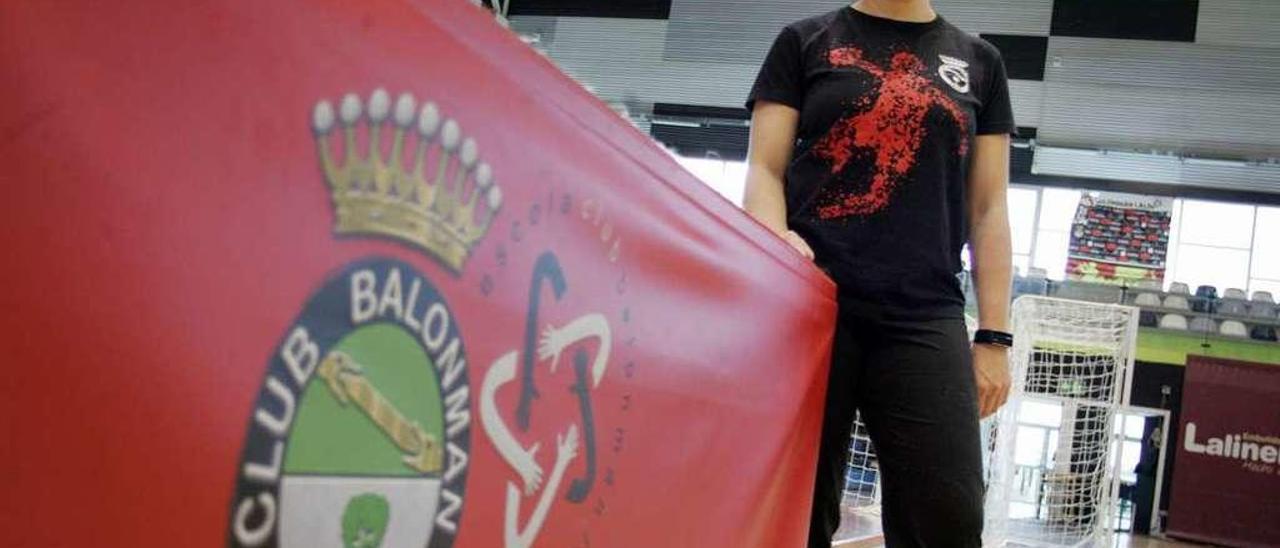 Lorea Ullibarriarana en el Lalín Arena, lugar de entrenamiento del Club Balonmán Lalín. // Bernabé/Luismy