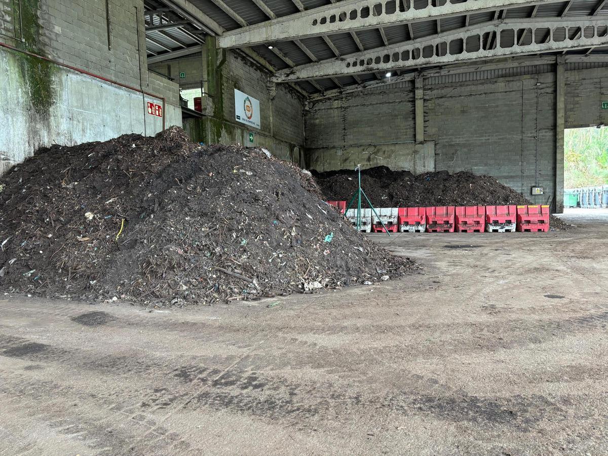 Montaña de compost que se elabora en la planta de A Portela.