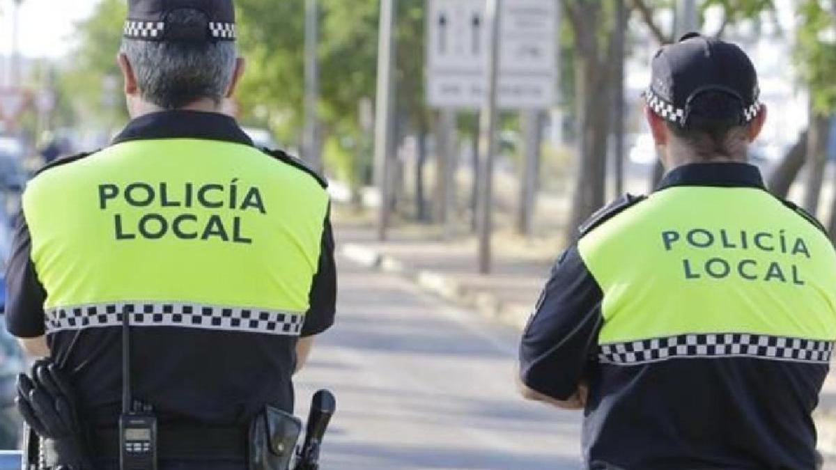 Dos agentes de la Policía Local de la Vall d&#039;Uixó, en una foto de archivo.