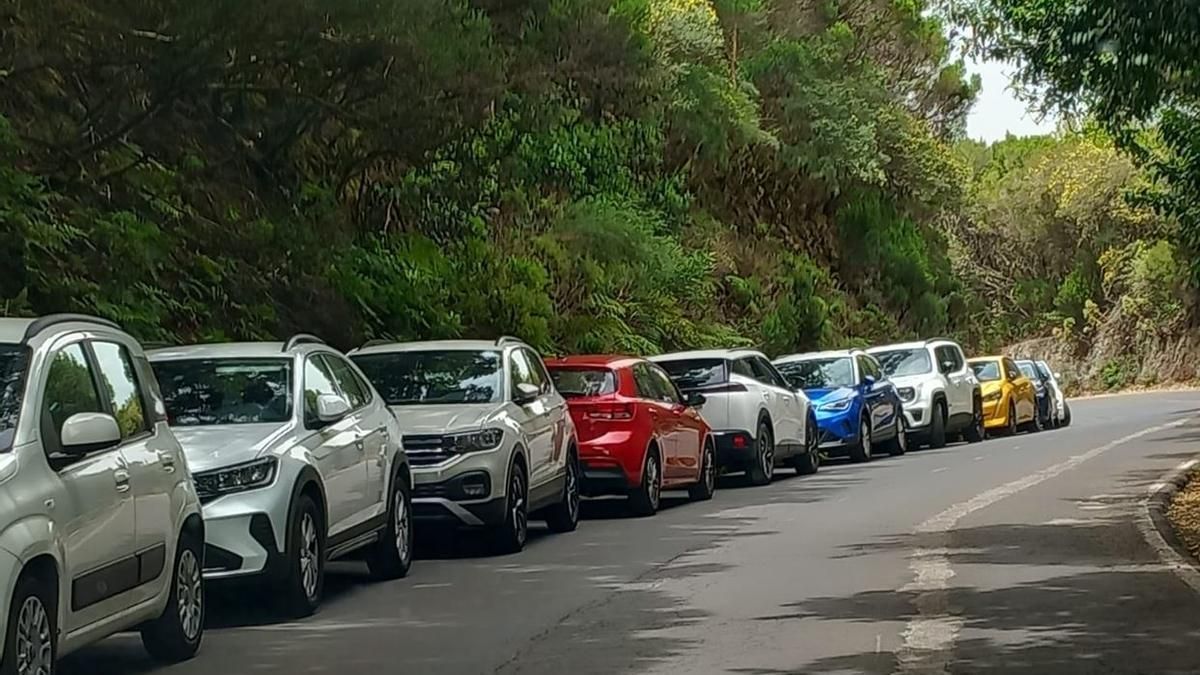 Colas de vehículos en la carretera de Anaga.