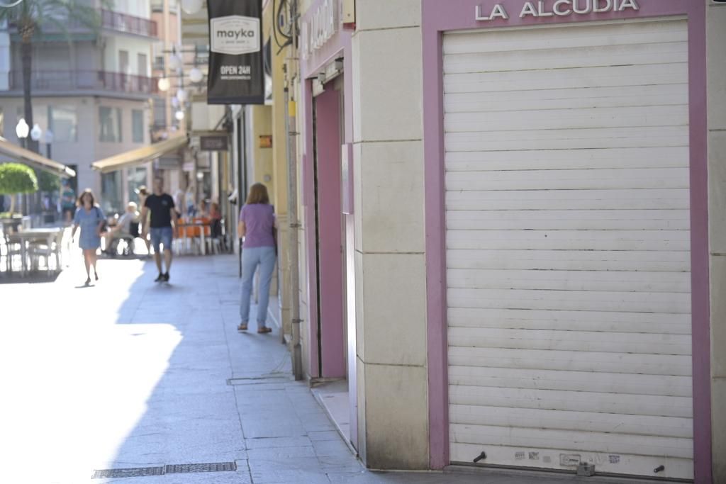 Día de contrastes en el comercio de Elche por San Juan