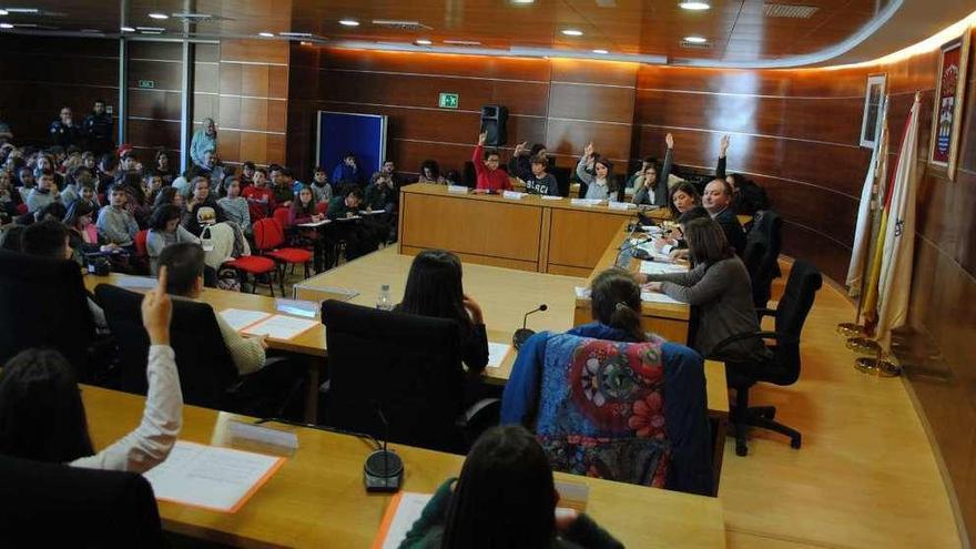 Alumnos de centros de Culleredo, ayer, en el salón de plenos del Ayuntamiento.