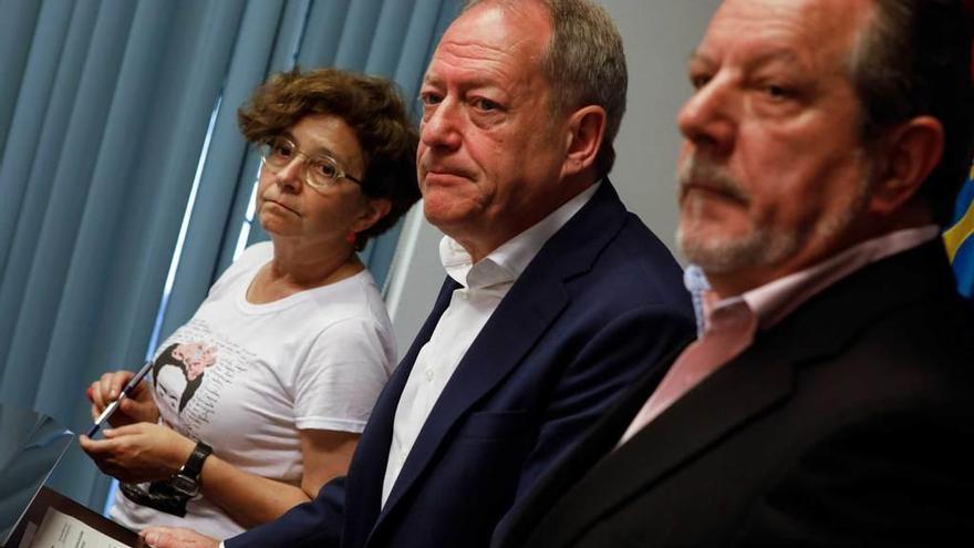 Ana Castaño, Aurelio Martín y Faustino Sabio, en el Ayuntamiento de Gijón.