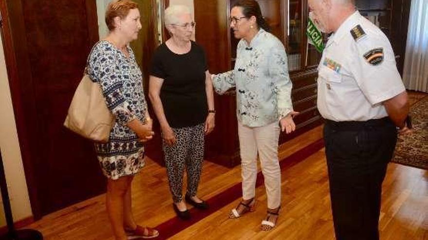 La hermana y la madre de Sonia, junto a la subdelegada del Gobierno.