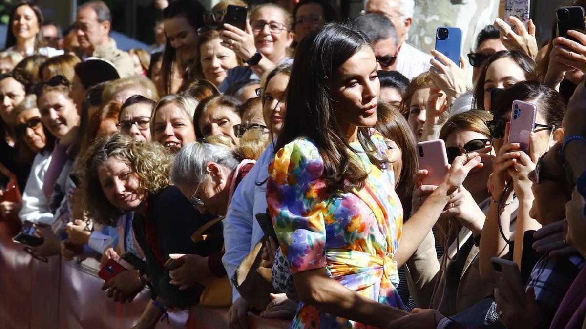 La reina Letizia se ha acercado a los numerosos cordobeses que la esperaban a las puertas del Gran Teatro y que le han pedido fotografiarse con ella.