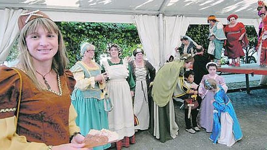 Participantes en el concurso de trajes del V Encuentro medieval.