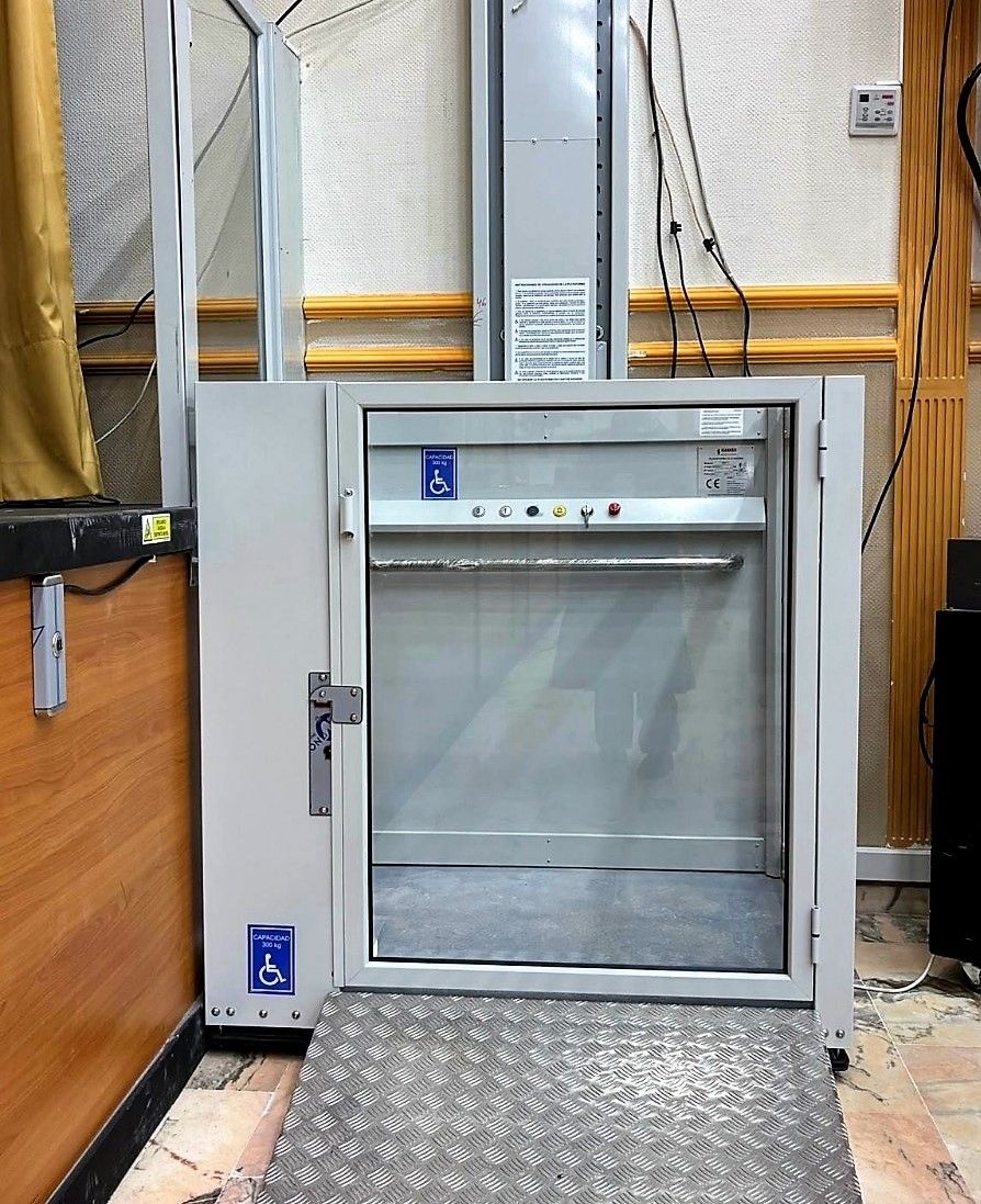 Plataforma elevadora instalada en el auditorio municipal de Monesterio