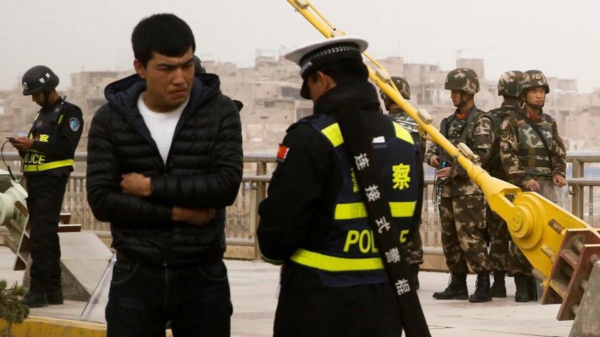 zentauroepp45483147 file photo a police officer checks the identity card of a m181016175751