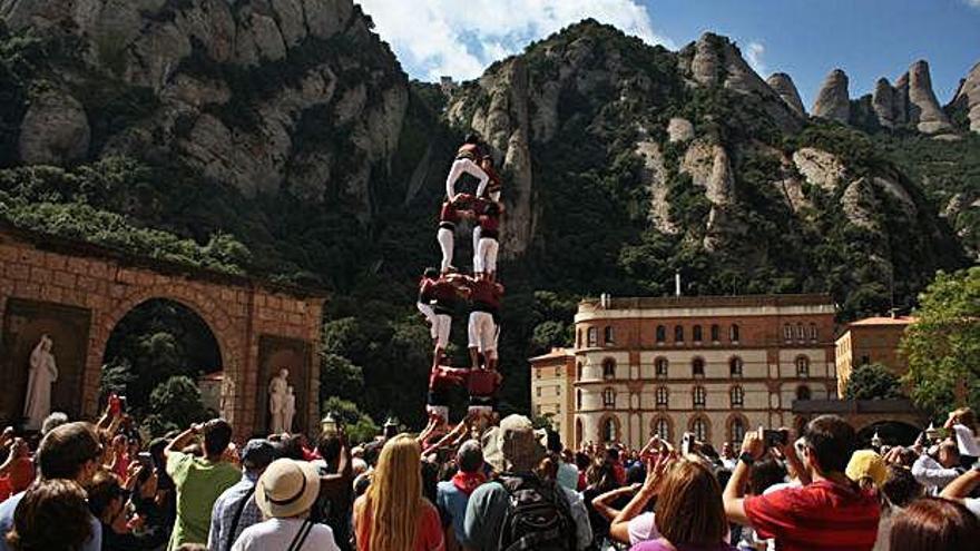 Les colles castelleres a la plaça de Santa Maria ahir al migdia van donar un aire encara més festiu